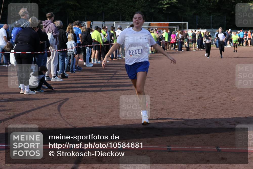 27.09.2026 - 35. Volkslauf durch das schöne Alstertal Strokosch-Dieckow http://msf.ph/oto/10584681 27.09.2026 11:35:06 Ziel 3079, 3080, 3132, 3244 meine-sportfotos.de