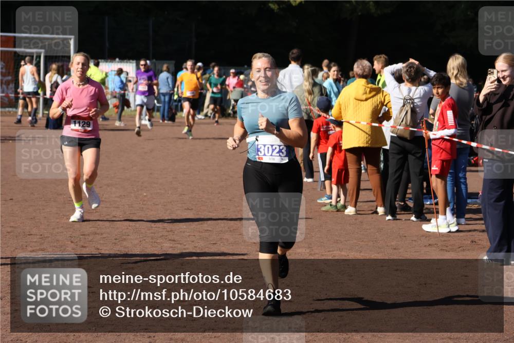 27.09.2026 - 35. Volkslauf durch das schöne Alstertal Strokosch-Dieckow http://msf.ph/oto/10584683 27.09.2026 11:51:16 Ziel 1129, 1492, 3023, 3218 meine-sportfotos.de