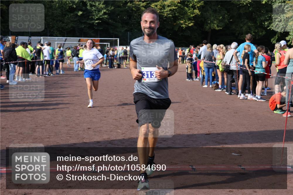 27.09.2026 - 35. Volkslauf durch das schöne Alstertal Strokosch-Dieckow http://msf.ph/oto/10584690 27.09.2026 11:35:05 Ziel 3132, 3244, 3999 meine-sportfotos.de