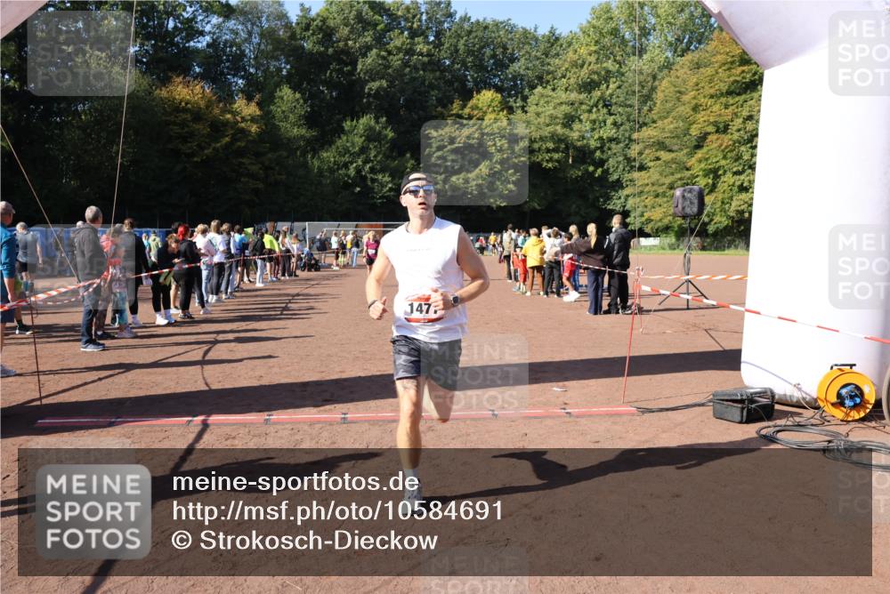27.09.2026 - 35. Volkslauf durch das schöne Alstertal Strokosch-Dieckow http://msf.ph/oto/10584691 27.09.2026 11:51:12 Ziel 1129, 1477, 3023, 3218 meine-sportfotos.de