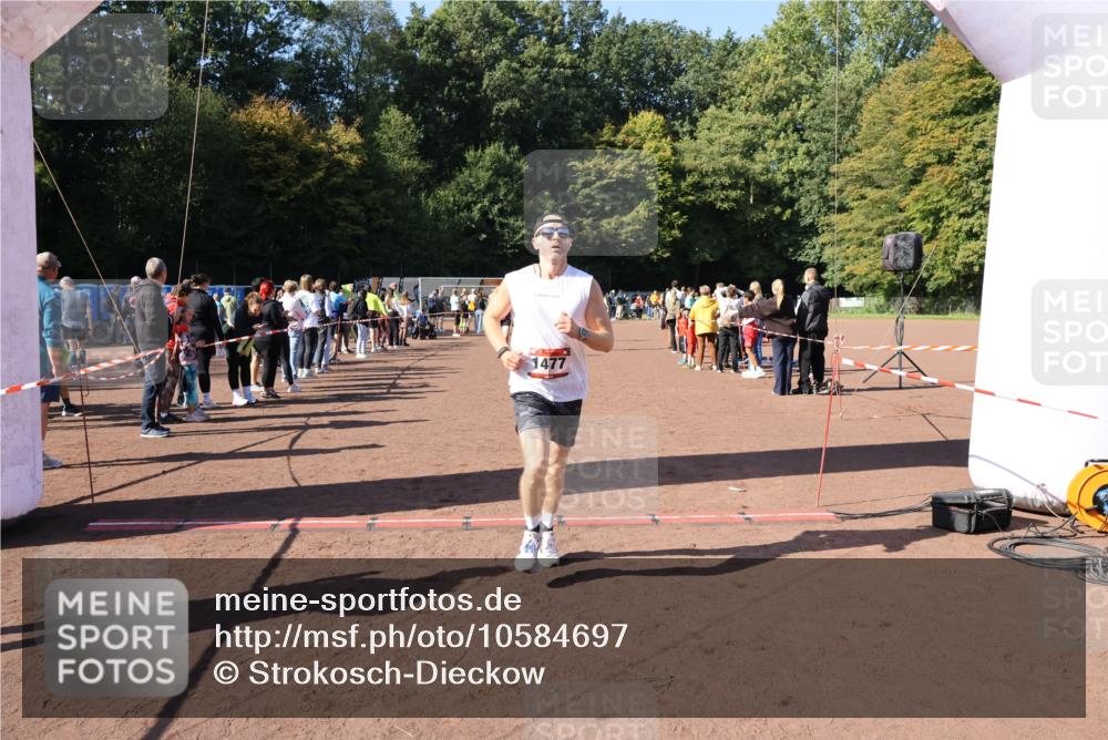 27.09.2026 - 35. Volkslauf durch das schöne Alstertal Strokosch-Dieckow http://msf.ph/oto/10584697 27.09.2026 11:51:11 Ziel 1477, 3023, 3218 meine-sportfotos.de