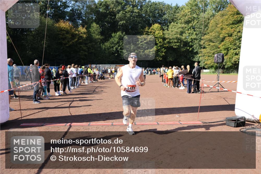 27.09.2026 - 35. Volkslauf durch das schöne Alstertal Strokosch-Dieckow http://msf.ph/oto/10584699 27.09.2026 11:51:11 Ziel 1477, 3023, 3218 meine-sportfotos.de