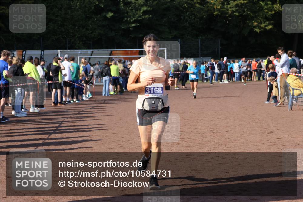 27.09.2026 - 35. Volkslauf durch das schöne Alstertal Strokosch-Dieckow http://msf.ph/oto/10584731 27.09.2026 11:34:50 Ziel 3168, 3279 meine-sportfotos.de