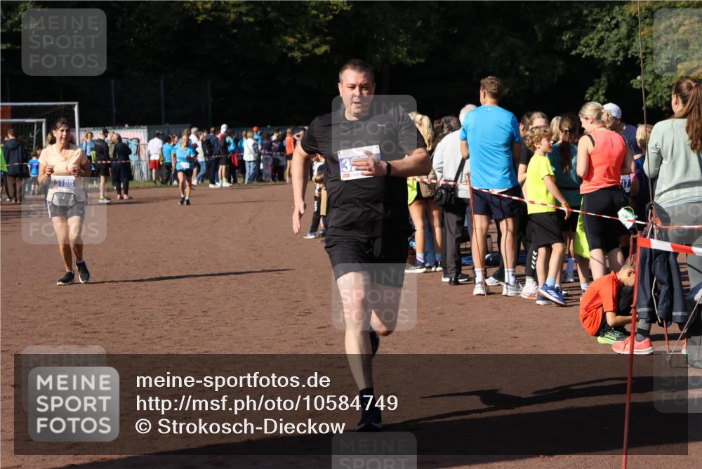27.09.2026 - 35. Volkslauf durch das schöne Alstertal Strokosch-Dieckow http://msf.ph/oto/10584749 27.09.2026 11:34:46 Ziel 3168, 3279, 3327 meine-sportfotos.de