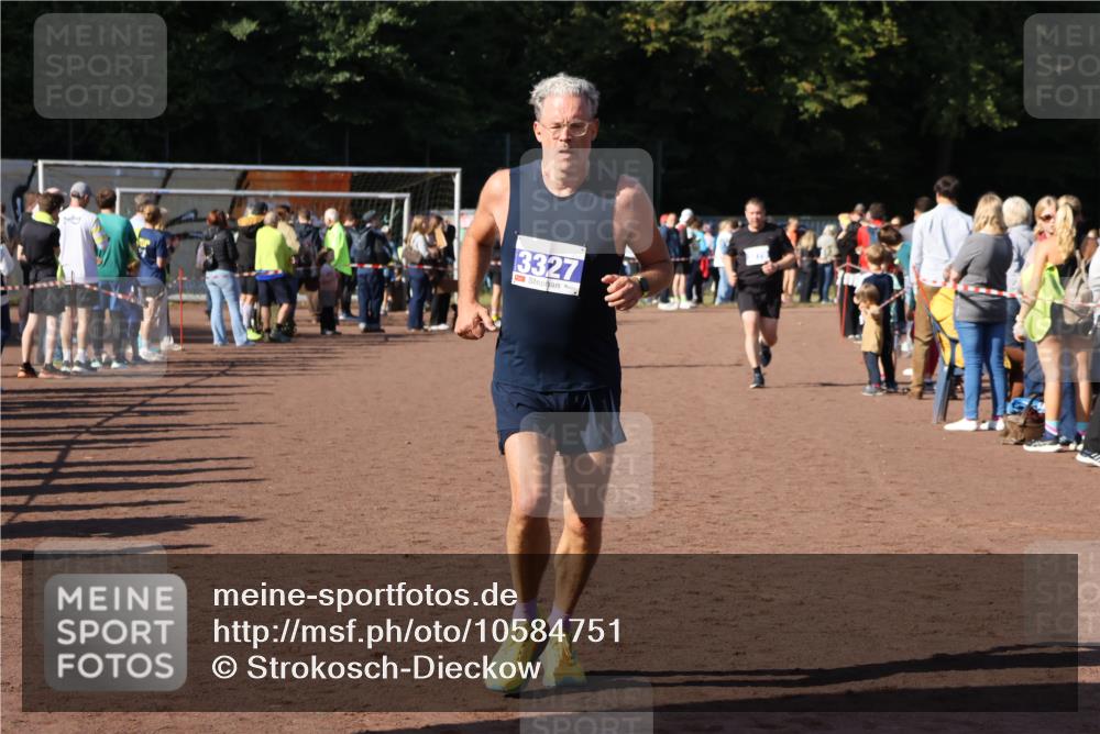 27.09.2026 - 35. Volkslauf durch das schöne Alstertal Strokosch-Dieckow http://msf.ph/oto/10584751 27.09.2026 11:34:41 Ziel 3127, 3279, 3327 meine-sportfotos.de