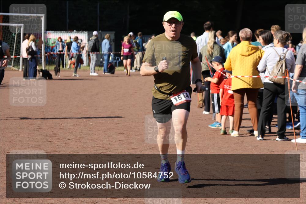 27.09.2026 - 35. Volkslauf durch das schöne Alstertal Strokosch-Dieckow http://msf.ph/oto/10584752 27.09.2026 11:50:56 Ziel 1027, 1514 meine-sportfotos.de