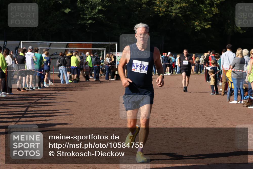 27.09.2026 - 35. Volkslauf durch das schöne Alstertal Strokosch-Dieckow http://msf.ph/oto/10584755 27.09.2026 11:34:41 Ziel 3127, 3279, 3327 meine-sportfotos.de