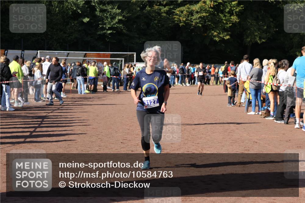 27.09.2026 - 35. Volkslauf durch das schöne Alstertal Strokosch-Dieckow http://msf.ph/oto/10584763 27.09.2026 11:34:38 Ziel 3127, 3279, 3327, 3429 meine-sportfotos.de