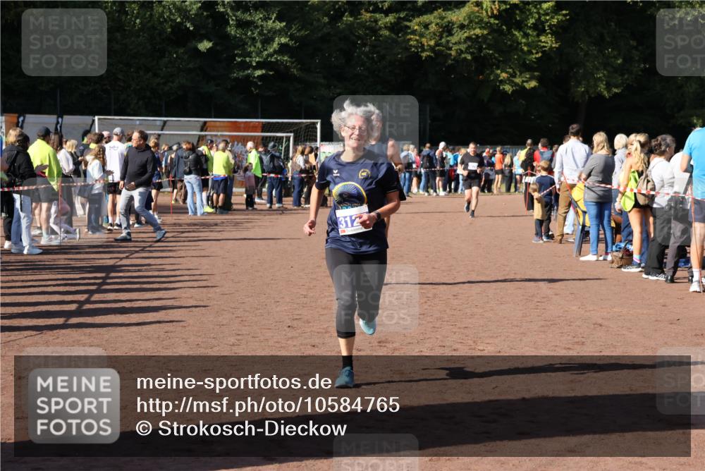 27.09.2026 - 35. Volkslauf durch das schöne Alstertal Strokosch-Dieckow http://msf.ph/oto/10584765 27.09.2026 11:34:38 Ziel 3127, 3279, 3327, 3429 meine-sportfotos.de