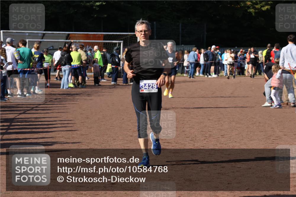 27.09.2026 - 35. Volkslauf durch das schöne Alstertal Strokosch-Dieckow http://msf.ph/oto/10584768 27.09.2026 11:34:33 Ziel 3127, 3359, 3429 meine-sportfotos.de