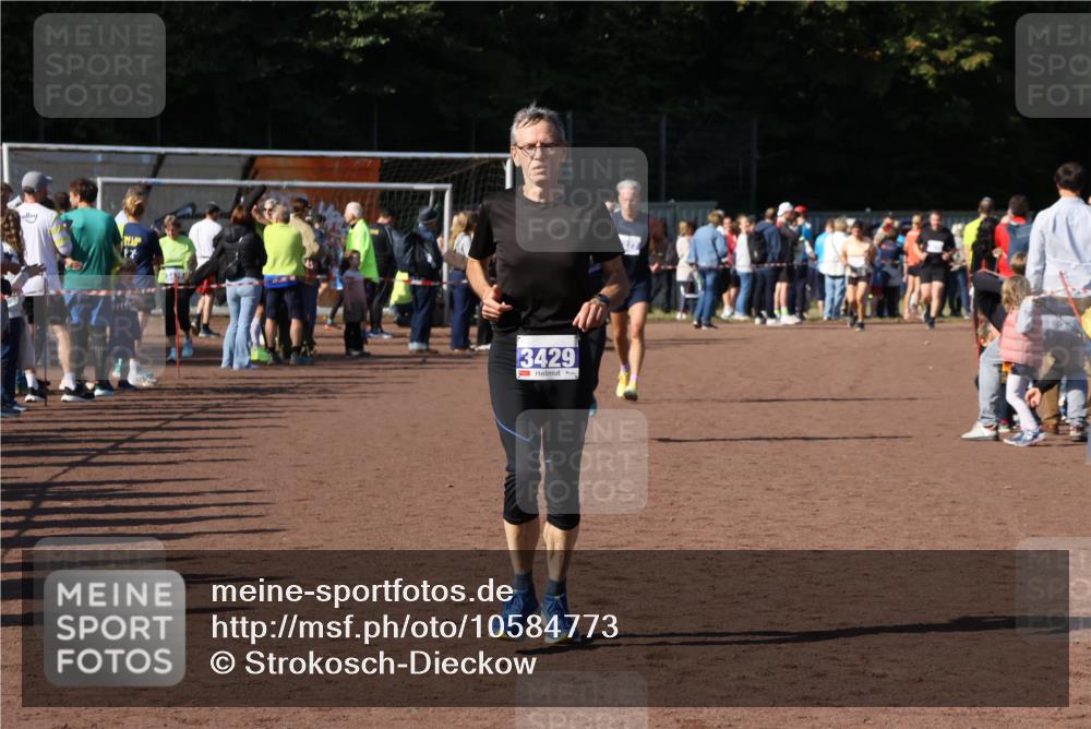 27.09.2026 - 35. Volkslauf durch das schöne Alstertal Strokosch-Dieckow http://msf.ph/oto/10584773 27.09.2026 11:34:33 Ziel 3127, 3359, 3429 meine-sportfotos.de