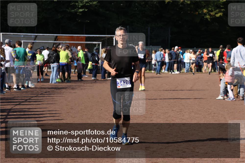 27.09.2026 - 35. Volkslauf durch das schöne Alstertal Strokosch-Dieckow http://msf.ph/oto/10584775 27.09.2026 11:34:33 Ziel 3127, 3359, 3429 meine-sportfotos.de