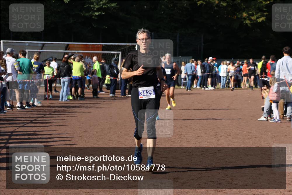 27.09.2026 - 35. Volkslauf durch das schöne Alstertal Strokosch-Dieckow http://msf.ph/oto/10584778 27.09.2026 11:34:33 Ziel 3127, 3359, 3429 meine-sportfotos.de