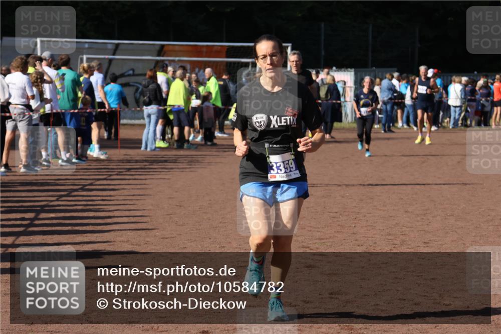 27.09.2026 - 35. Volkslauf durch das schöne Alstertal Strokosch-Dieckow http://msf.ph/oto/10584782 27.09.2026 11:34:28 Ziel 3359, 3429 meine-sportfotos.de