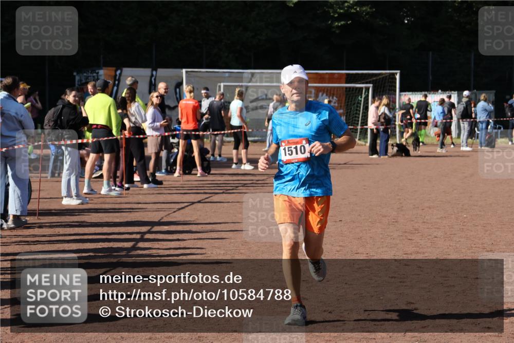 27.09.2026 - 35. Volkslauf durch das schöne Alstertal Strokosch-Dieckow http://msf.ph/oto/10584788 27.09.2026 11:50:42 Ziel 1510 meine-sportfotos.de