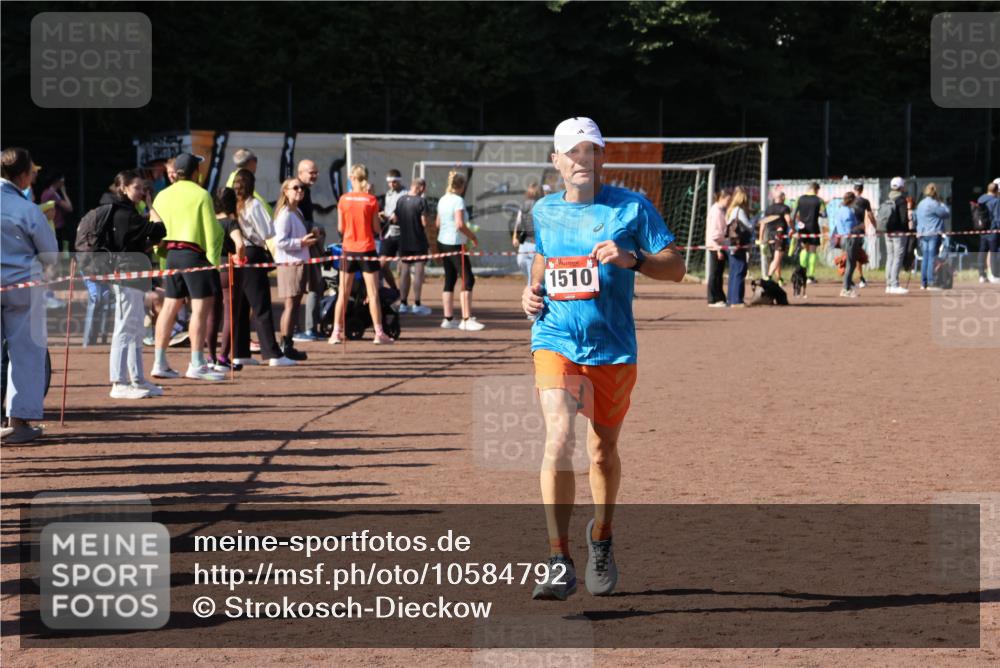 27.09.2026 - 35. Volkslauf durch das schöne Alstertal Strokosch-Dieckow http://msf.ph/oto/10584792 27.09.2026 11:50:42 Ziel 1510 meine-sportfotos.de