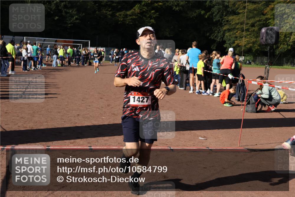 27.09.2026 - 35. Volkslauf durch das schöne Alstertal Strokosch-Dieckow http://msf.ph/oto/10584799 27.09.2026 11:34:20 Ziel 1427 meine-sportfotos.de