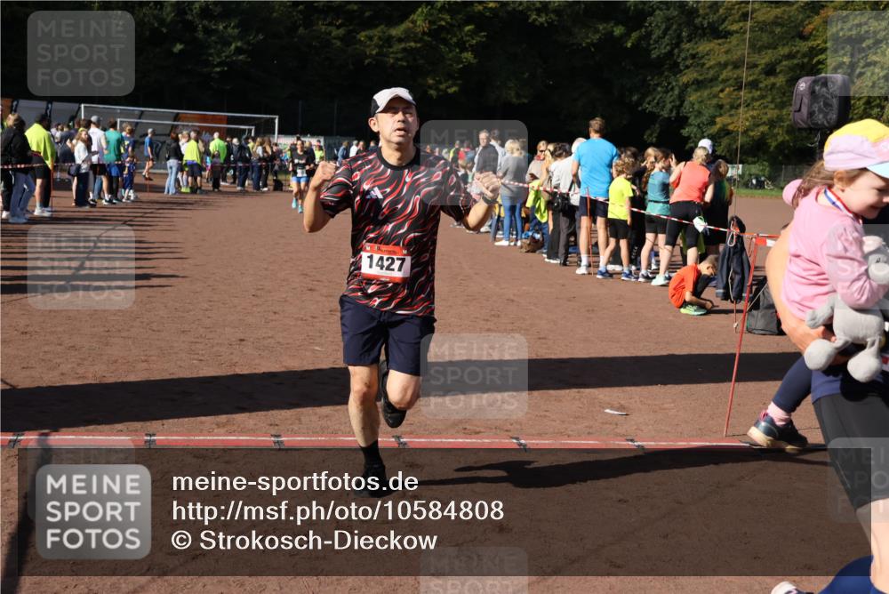 27.09.2026 - 35. Volkslauf durch das schöne Alstertal Strokosch-Dieckow http://msf.ph/oto/10584808 27.09.2026 11:34:20 Ziel 1427 meine-sportfotos.de