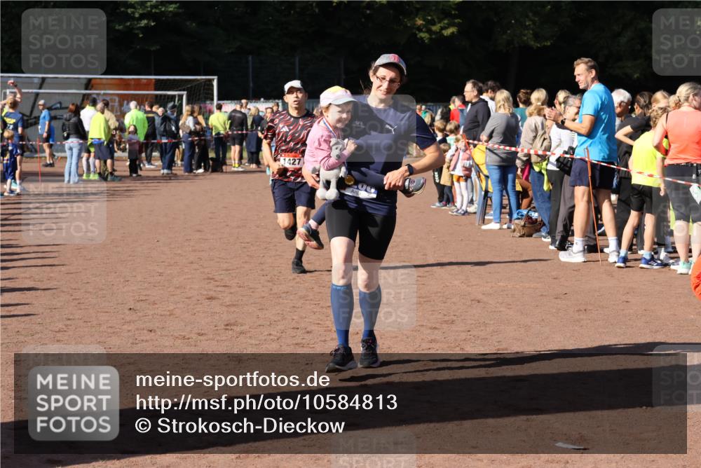 27.09.2026 - 35. Volkslauf durch das schöne Alstertal Strokosch-Dieckow http://msf.ph/oto/10584813 27.09.2026 11:34:17 Ziel 1427, 3085, 3086 meine-sportfotos.de