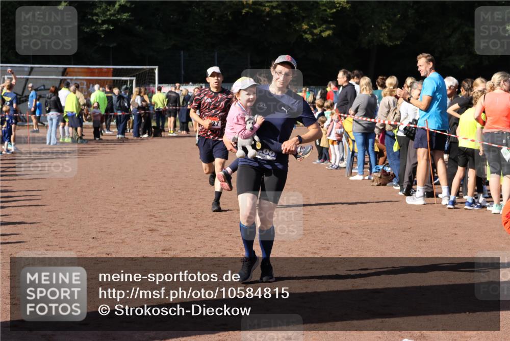 27.09.2026 - 35. Volkslauf durch das schöne Alstertal Strokosch-Dieckow http://msf.ph/oto/10584815 27.09.2026 11:34:17 Ziel 1427, 3085, 3086 meine-sportfotos.de