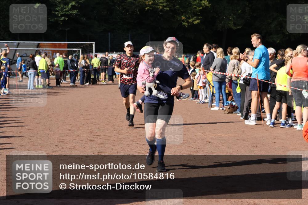 27.09.2026 - 35. Volkslauf durch das schöne Alstertal Strokosch-Dieckow http://msf.ph/oto/10584816 27.09.2026 11:34:17 Ziel 1427, 3085, 3086 meine-sportfotos.de
