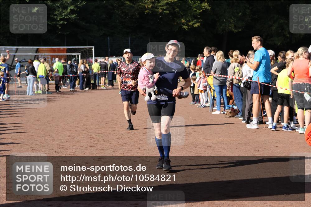 27.09.2026 - 35. Volkslauf durch das schöne Alstertal Strokosch-Dieckow http://msf.ph/oto/10584821 27.09.2026 11:34:16 Ziel 1427, 3085, 3086, 3953 meine-sportfotos.de