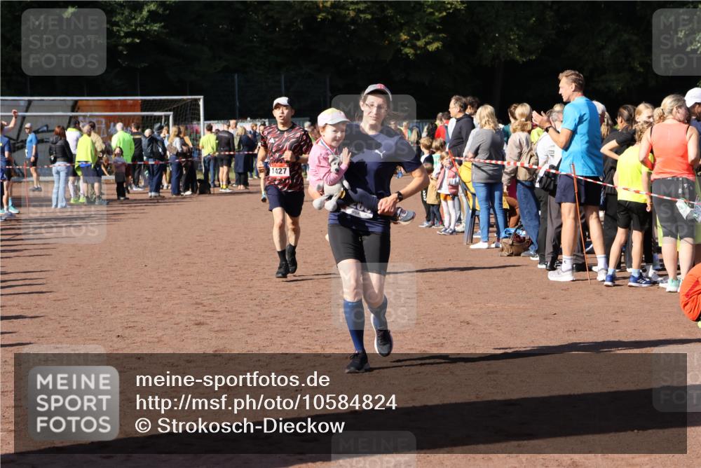 27.09.2026 - 35. Volkslauf durch das schöne Alstertal Strokosch-Dieckow http://msf.ph/oto/10584824 27.09.2026 11:34:16 Ziel 1427, 3085, 3086, 3953 meine-sportfotos.de