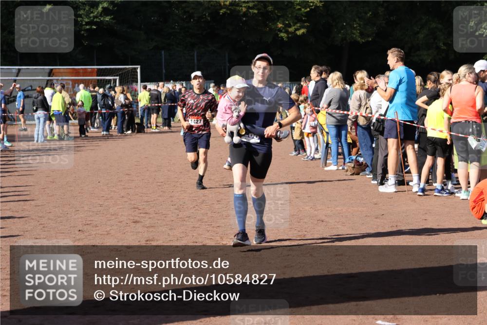 27.09.2026 - 35. Volkslauf durch das schöne Alstertal Strokosch-Dieckow http://msf.ph/oto/10584827 27.09.2026 11:34:16 Ziel 1427, 3085, 3086, 3953 meine-sportfotos.de