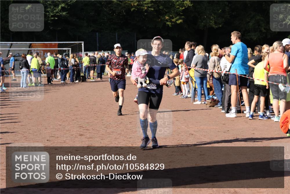 27.09.2026 - 35. Volkslauf durch das schöne Alstertal Strokosch-Dieckow http://msf.ph/oto/10584829 27.09.2026 11:34:16 Ziel 1427, 3085, 3086, 3953 meine-sportfotos.de