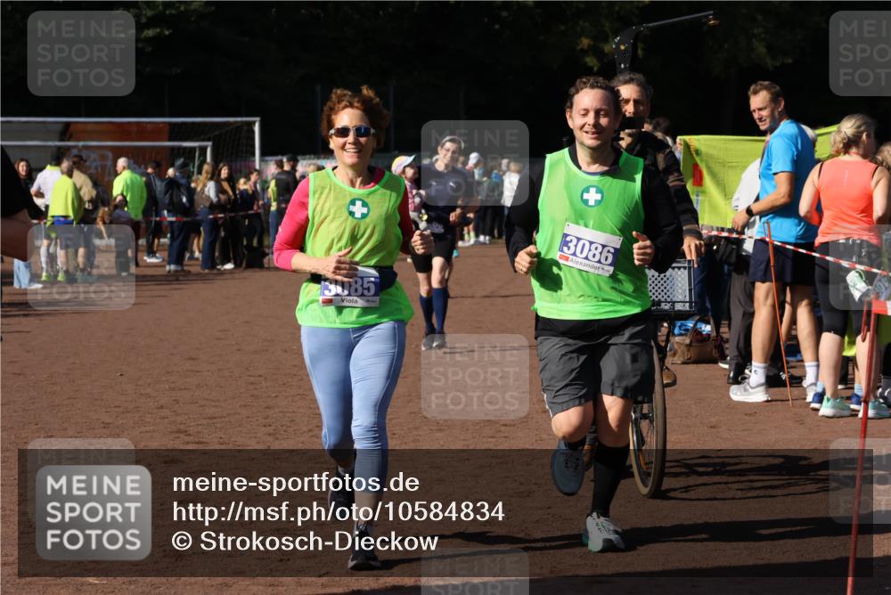 27.09.2026 - 35. Volkslauf durch das schöne Alstertal Strokosch-Dieckow http://msf.ph/oto/10584834 27.09.2026 11:34:12 Ziel 1427, 3085, 3086, 3953 meine-sportfotos.de