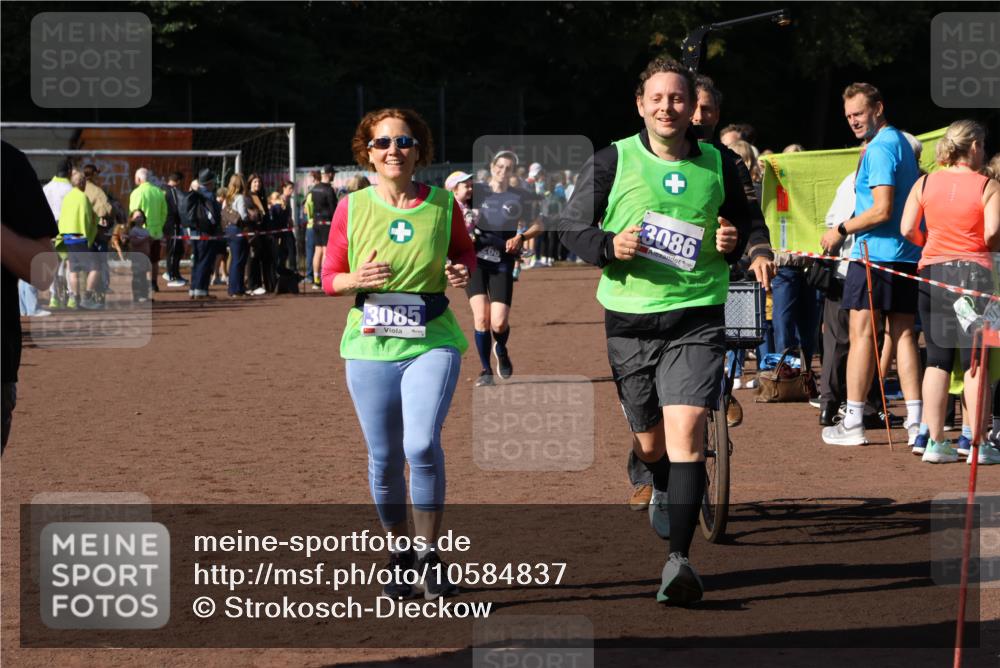 27.09.2026 - 35. Volkslauf durch das schöne Alstertal Strokosch-Dieckow http://msf.ph/oto/10584837 27.09.2026 11:34:12 Ziel 1427, 3085, 3086, 3953 meine-sportfotos.de