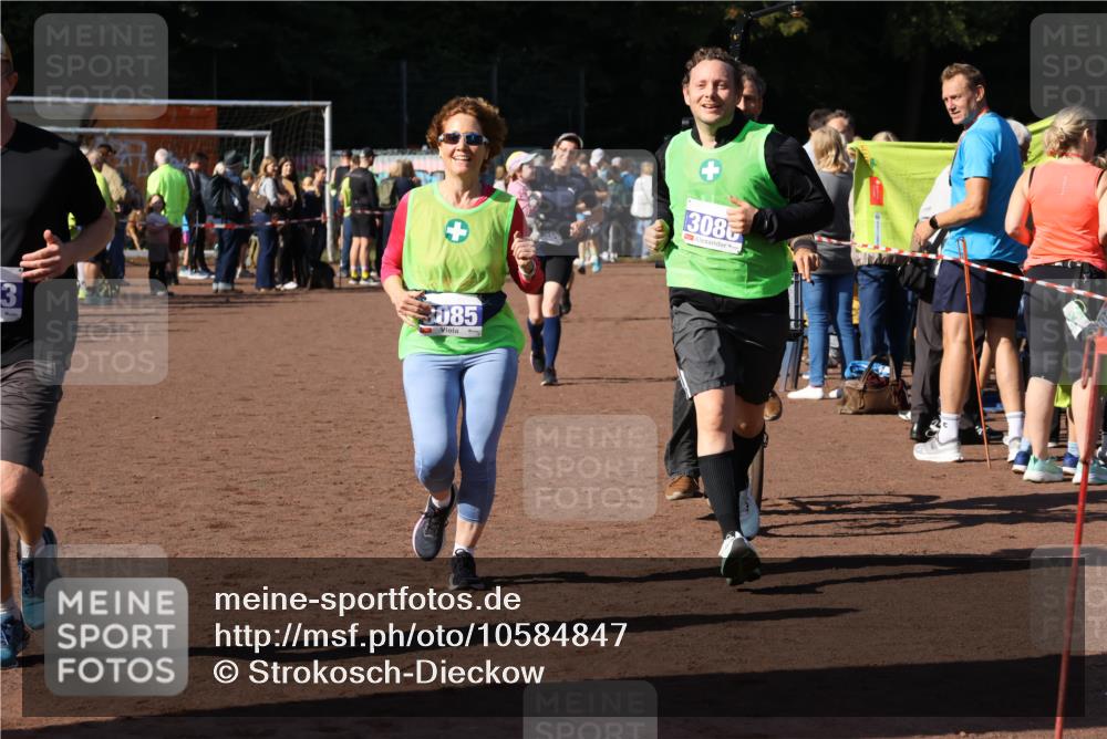 27.09.2026 - 35. Volkslauf durch das schöne Alstertal Strokosch-Dieckow http://msf.ph/oto/10584847 27.09.2026 11:34:12 Ziel 1427, 3085, 3086, 3953 meine-sportfotos.de