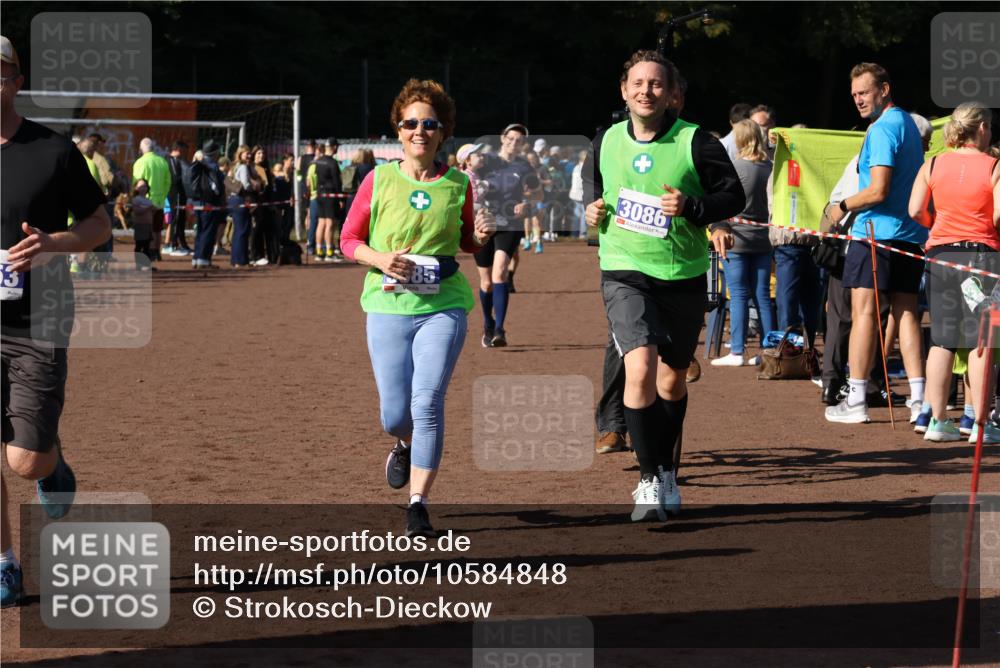 27.09.2026 - 35. Volkslauf durch das schöne Alstertal Strokosch-Dieckow http://msf.ph/oto/10584848 27.09.2026 11:34:11 Ziel 1427, 3085, 3086, 3953 meine-sportfotos.de