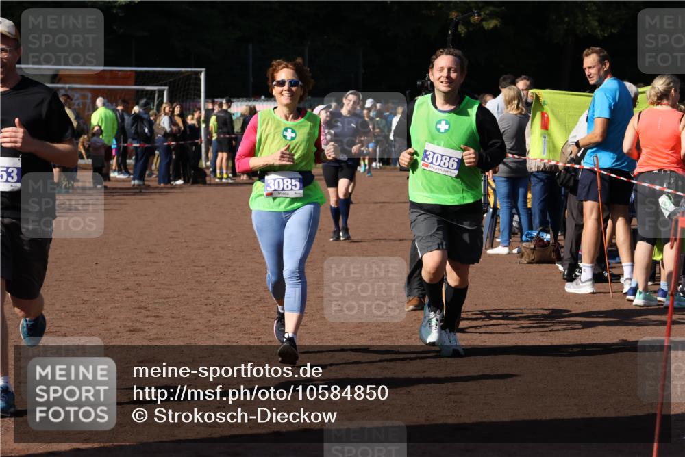 27.09.2026 - 35. Volkslauf durch das schöne Alstertal Strokosch-Dieckow http://msf.ph/oto/10584850 27.09.2026 11:34:11 Ziel 1427, 3085, 3086, 3953 meine-sportfotos.de