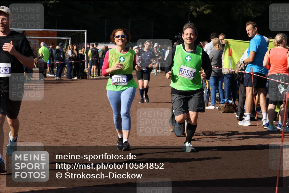 27.09.2026 - 35. Volkslauf durch das schöne Alstertal Strokosch-Dieckow http://msf.ph/oto/10584852 27.09.2026 11:34:11 Ziel 1427, 3085, 3086, 3953 meine-sportfotos.de