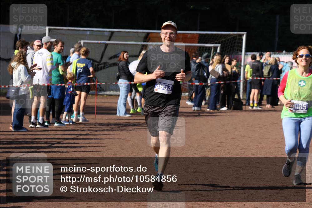 27.09.2026 - 35. Volkslauf durch das schöne Alstertal Strokosch-Dieckow http://msf.ph/oto/10584856 27.09.2026 11:34:10 Ziel 3085, 3086, 3953 meine-sportfotos.de
