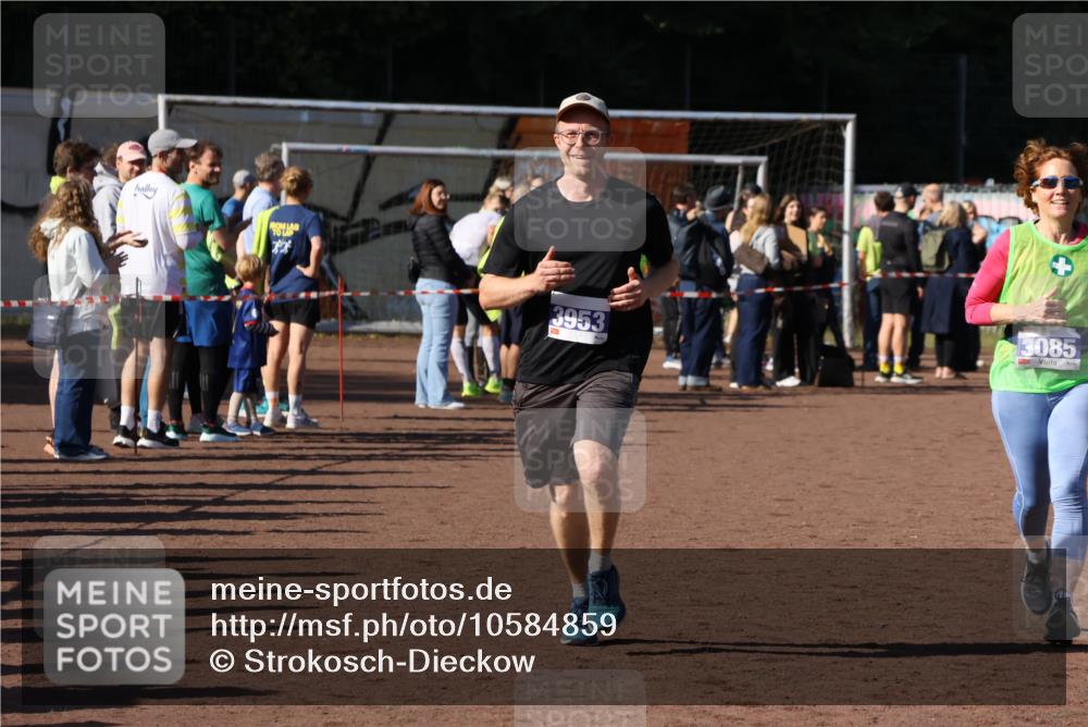 27.09.2026 - 35. Volkslauf durch das schöne Alstertal Strokosch-Dieckow http://msf.ph/oto/10584859 27.09.2026 11:34:09 Ziel 3085, 3086, 3953 meine-sportfotos.de
