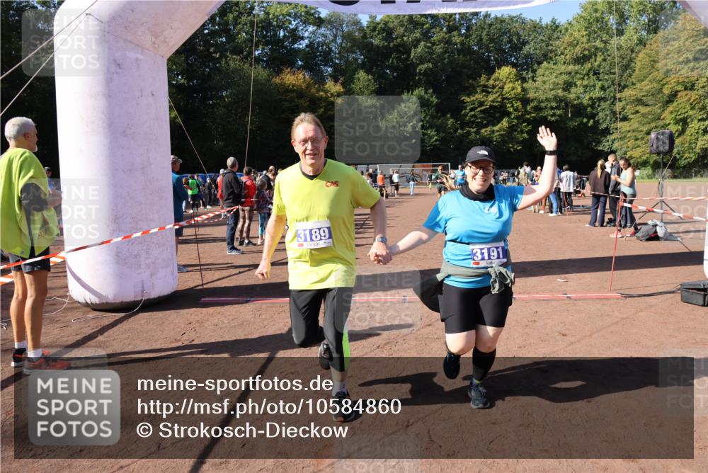 27.09.2026 - 35. Volkslauf durch das schöne Alstertal Strokosch-Dieckow http://msf.ph/oto/10584860 27.09.2026 11:50:24 Ziel 1468, 1726, 3189, 3191 meine-sportfotos.de