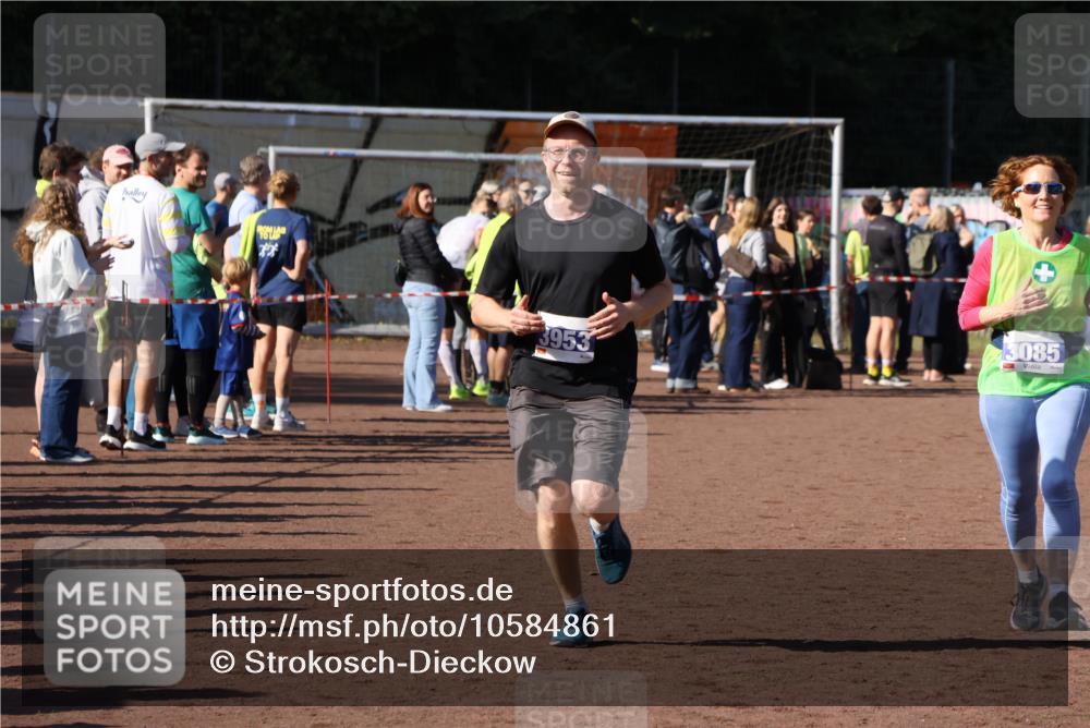 27.09.2026 - 35. Volkslauf durch das schöne Alstertal Strokosch-Dieckow http://msf.ph/oto/10584861 27.09.2026 11:34:09 Ziel 3085, 3086, 3953 meine-sportfotos.de