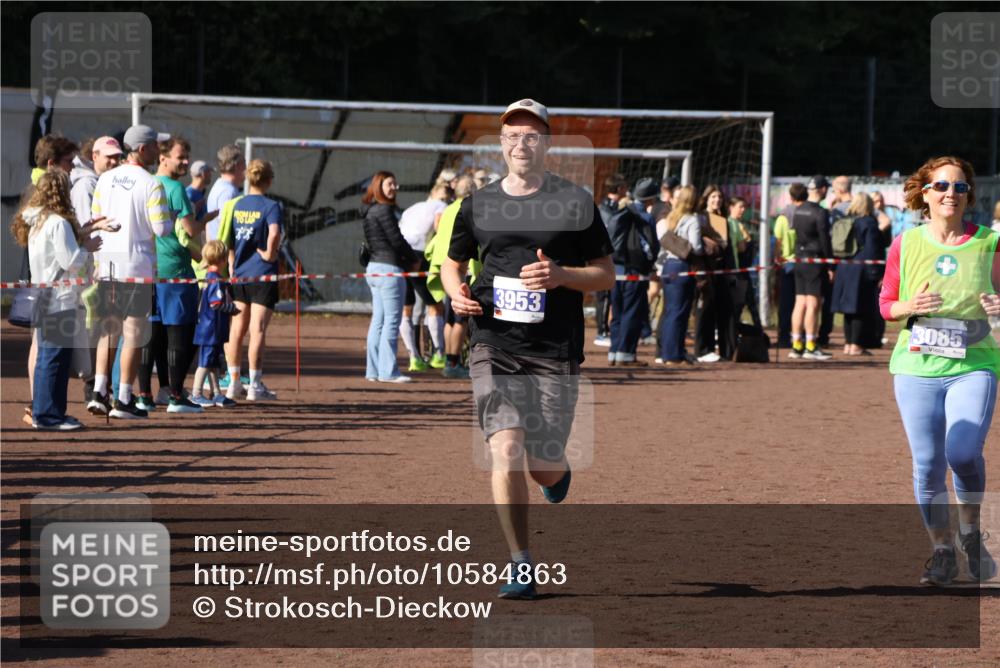 27.09.2026 - 35. Volkslauf durch das schöne Alstertal Strokosch-Dieckow http://msf.ph/oto/10584863 27.09.2026 11:34:09 Ziel 3085, 3086, 3953 meine-sportfotos.de
