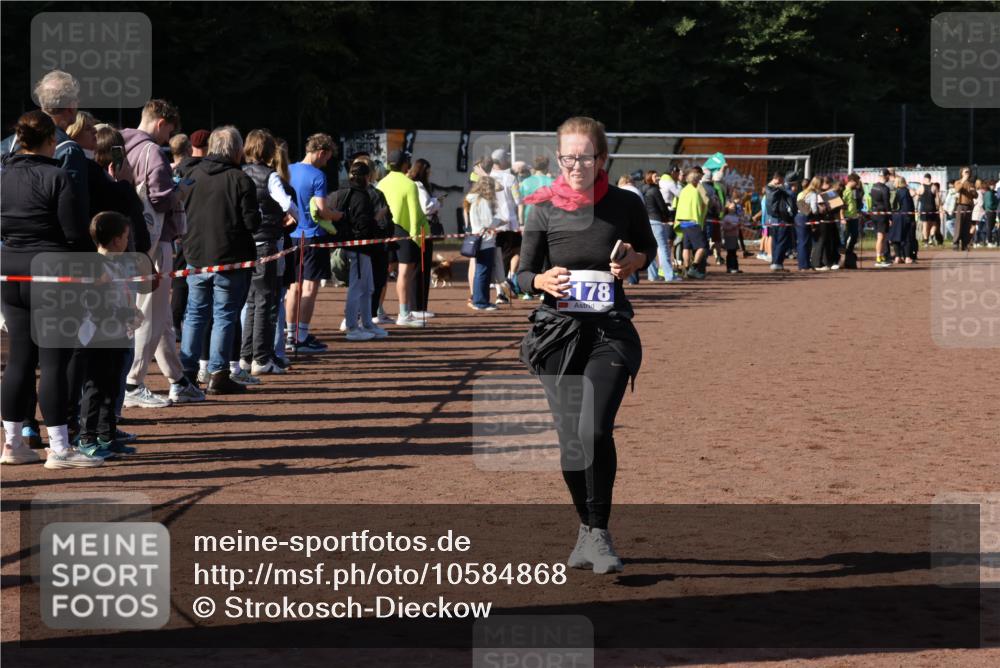 27.09.2026 - 35. Volkslauf durch das schöne Alstertal Strokosch-Dieckow http://msf.ph/oto/10584868 27.09.2026 11:33:51 Ziel 3178 meine-sportfotos.de