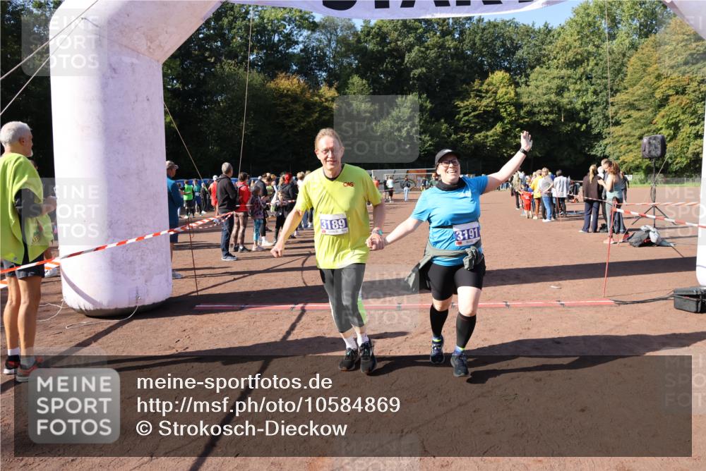 27.09.2026 - 35. Volkslauf durch das schöne Alstertal Strokosch-Dieckow http://msf.ph/oto/10584869 27.09.2026 11:50:24 Ziel 1468, 1726, 3189, 3191 meine-sportfotos.de
