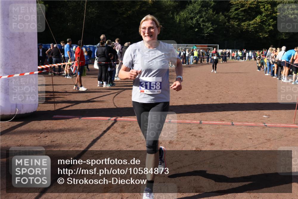 27.09.2026 - 35. Volkslauf durch das schöne Alstertal Strokosch-Dieckow http://msf.ph/oto/10584873 27.09.2026 11:33:46 Ziel 3158, 3178, 3982 meine-sportfotos.de
