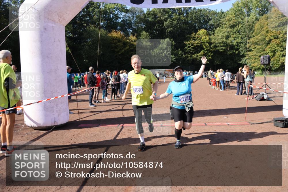 27.09.2026 - 35. Volkslauf durch das schöne Alstertal Strokosch-Dieckow http://msf.ph/oto/10584874 27.09.2026 11:50:24 Ziel 1468, 1726, 3189, 3191 meine-sportfotos.de
