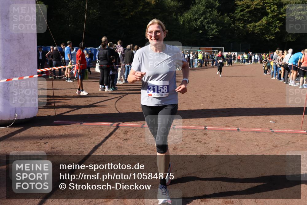27.09.2026 - 35. Volkslauf durch das schöne Alstertal Strokosch-Dieckow http://msf.ph/oto/10584875 27.09.2026 11:33:46 Ziel 3158, 3178, 3982 meine-sportfotos.de