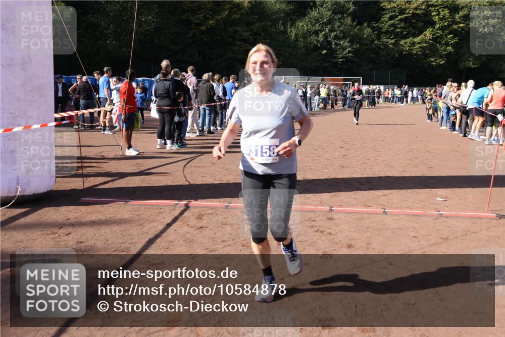 27.09.2026 - 35. Volkslauf durch das schöne Alstertal Strokosch-Dieckow http://msf.ph/oto/10584878 27.09.2026 11:33:46 Ziel 3158, 3178, 3982 meine-sportfotos.de