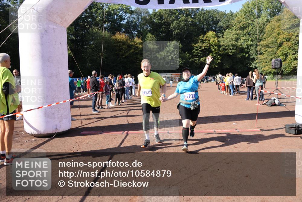 27.09.2026 - 35. Volkslauf durch das schöne Alstertal Strokosch-Dieckow http://msf.ph/oto/10584879 27.09.2026 11:50:24 Ziel 1468, 1726, 3189, 3191 meine-sportfotos.de