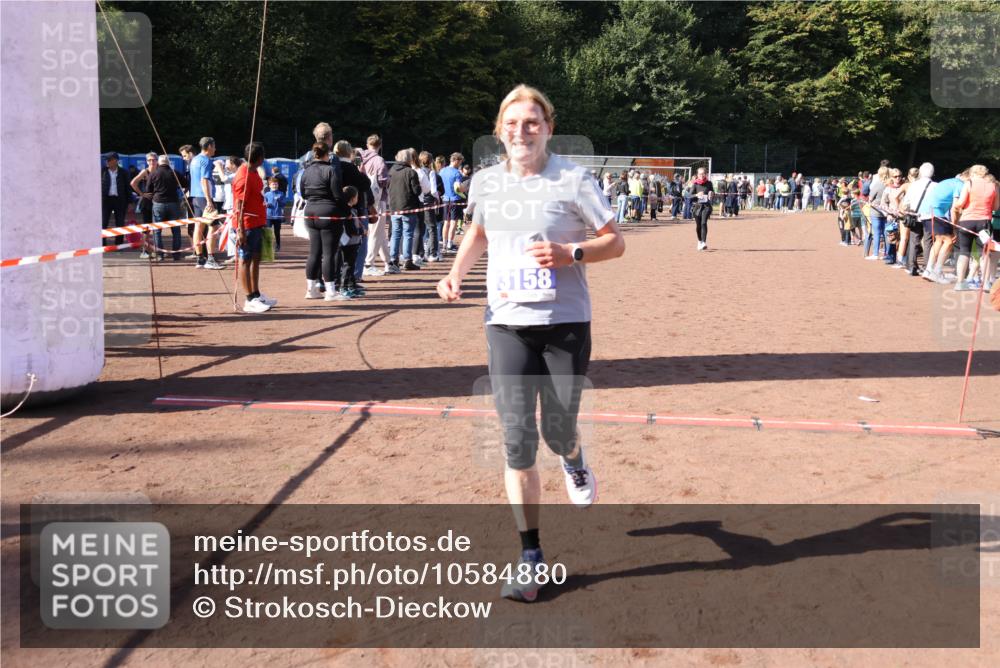 27.09.2026 - 35. Volkslauf durch das schöne Alstertal Strokosch-Dieckow http://msf.ph/oto/10584880 27.09.2026 11:33:46 Ziel 3158, 3178, 3982 meine-sportfotos.de