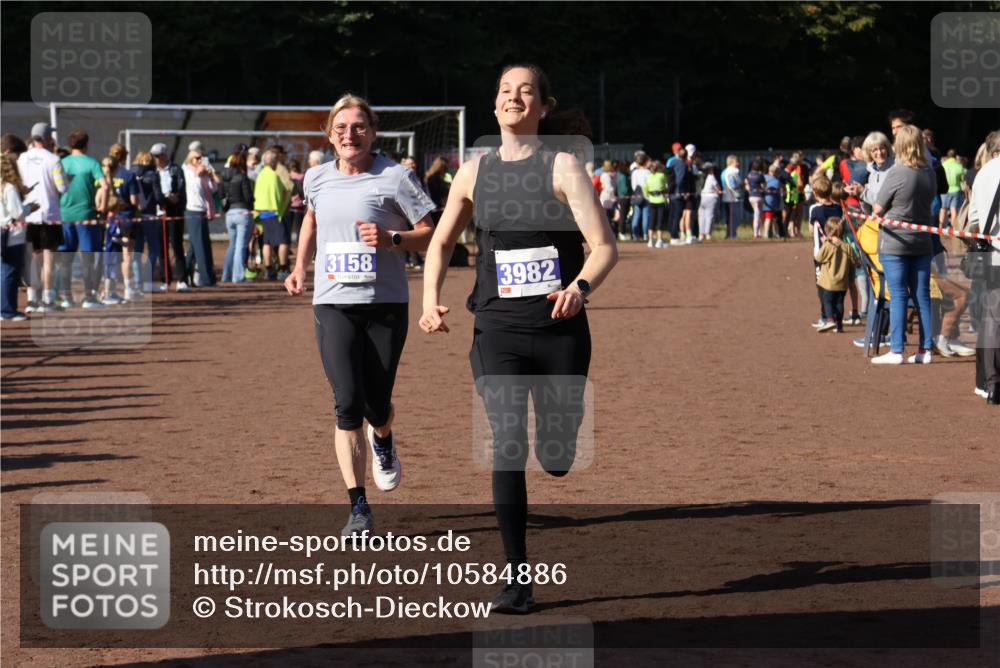27.09.2026 - 35. Volkslauf durch das schöne Alstertal Strokosch-Dieckow http://msf.ph/oto/10584886 27.09.2026 11:33:43 Ziel 1419, 3158, 3178, 3982 meine-sportfotos.de