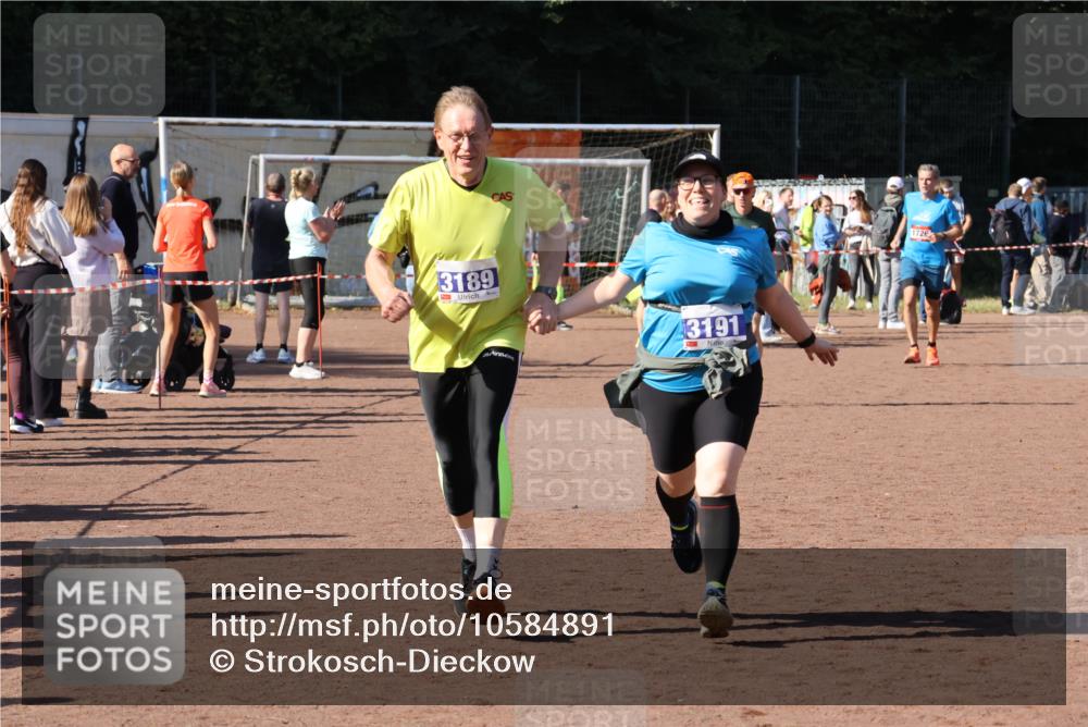 27.09.2026 - 35. Volkslauf durch das schöne Alstertal Strokosch-Dieckow http://msf.ph/oto/10584891 27.09.2026 11:50:21 Ziel 3189, 3191 meine-sportfotos.de